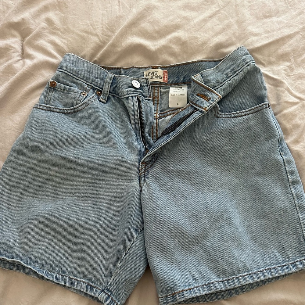 Levi - Size 6 - Women’s